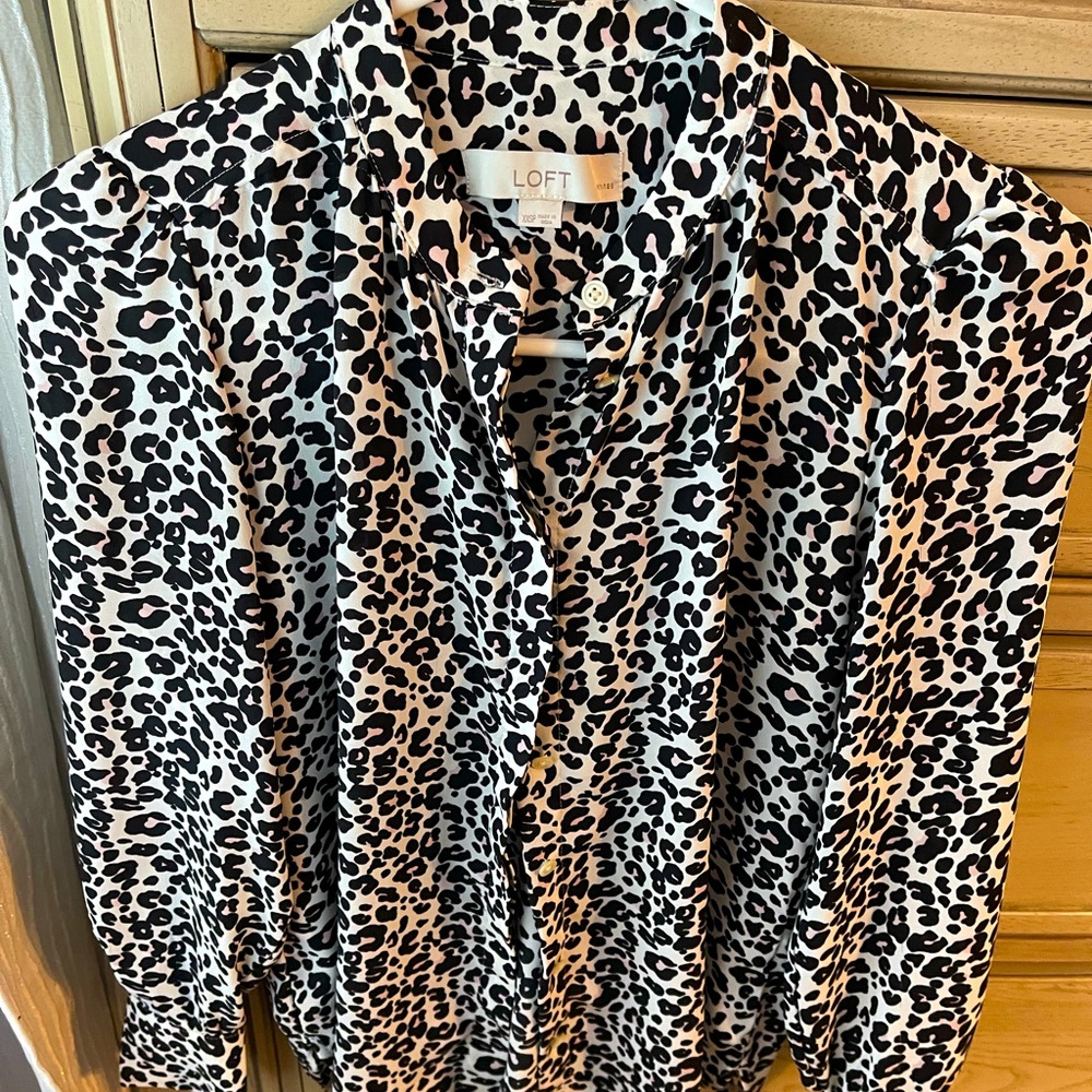 XXS Petite Loft cheetah button down blouse, like new